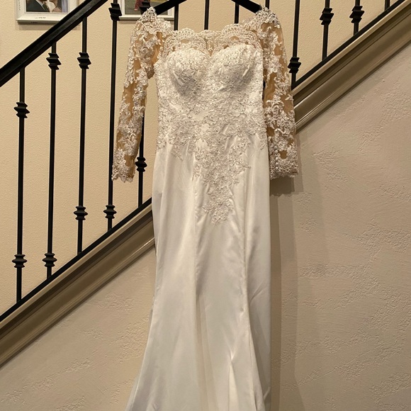 One of a kind size 2 Wedding Gown Street Size 0 Off the Shoulder NWT Pearl Bead